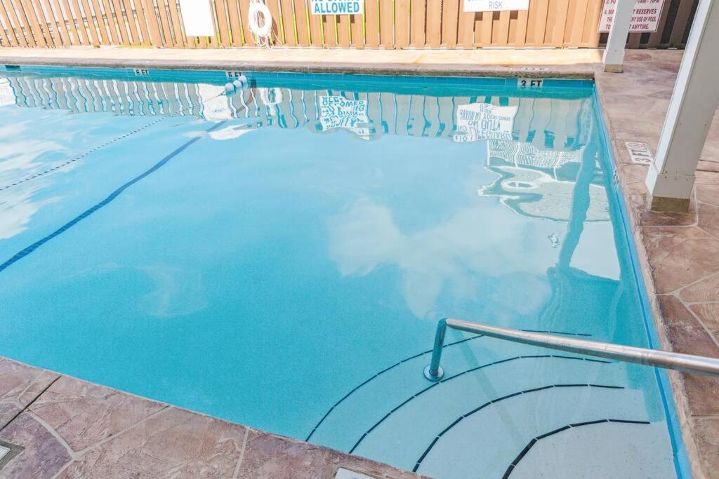 Right Across Beach Pool View Private Balcony By Zen Living Short Term Rental Myrtle Beach Esterno foto