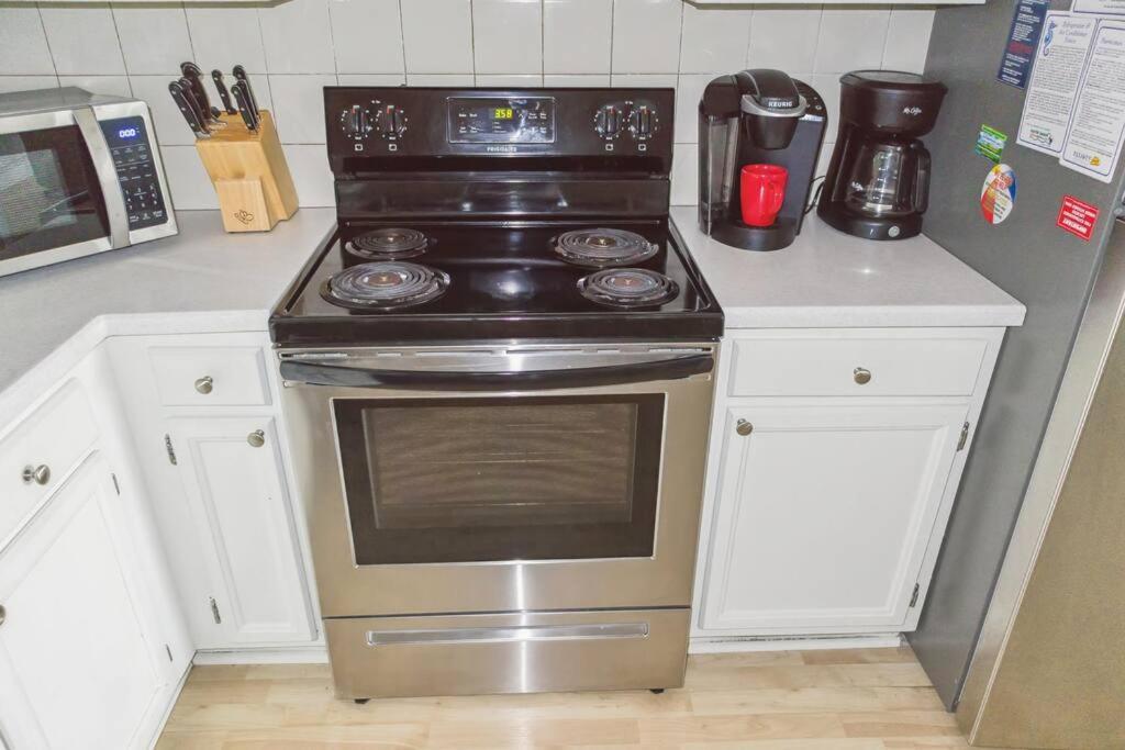 Right Across Beach Pool View Private Balcony By Zen Living Short Term Rental Myrtle Beach Esterno foto